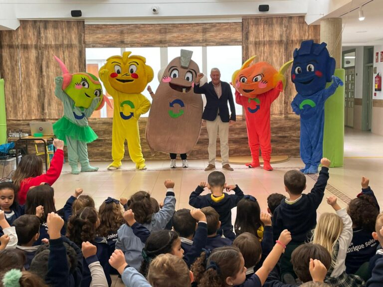 Personajes del Champi Squad enseñando sobre reciclaje a niños en un evento