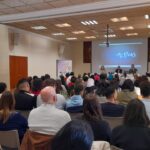 Alumnos escuchando una charla sobre protocolo y servicios en Melilla