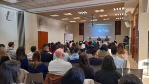 Alumnos escuchando una charla sobre protocolo y servicios en Melilla