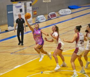 Clara Cáceres lanzando a canasta en un partido de baloncesto