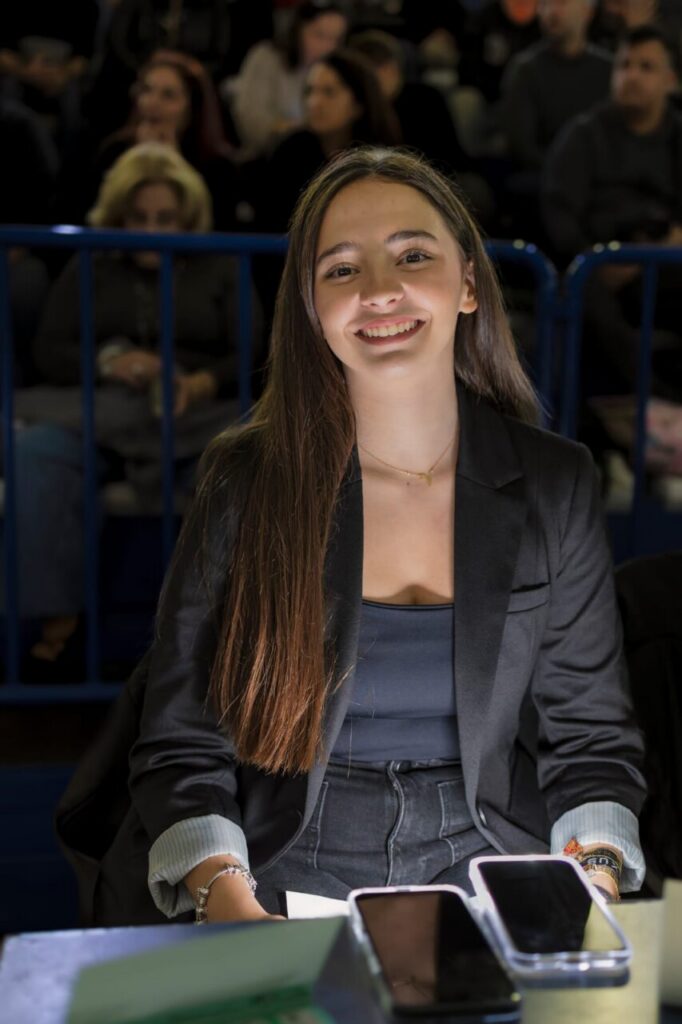 Participante sonriente en el III Festival de Navidad del Club Ágora de Gimnasia Rítmica.