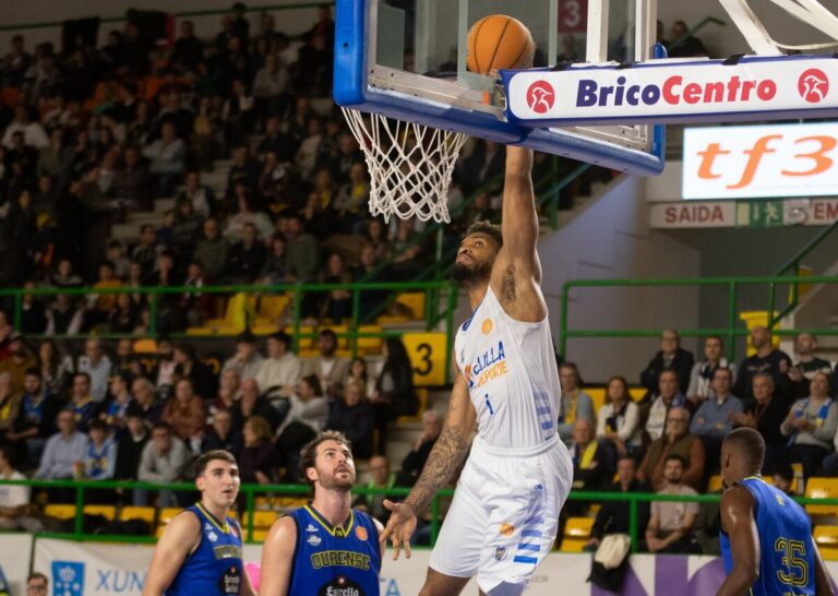 Jugador del Club Melilla Baloncesto realizando un mate en un partido