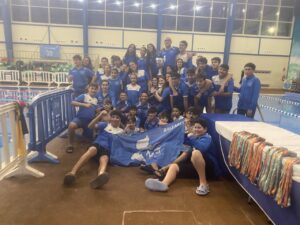 Equipo del Club Natación Melilla celebrando su victoria en el trofeo
