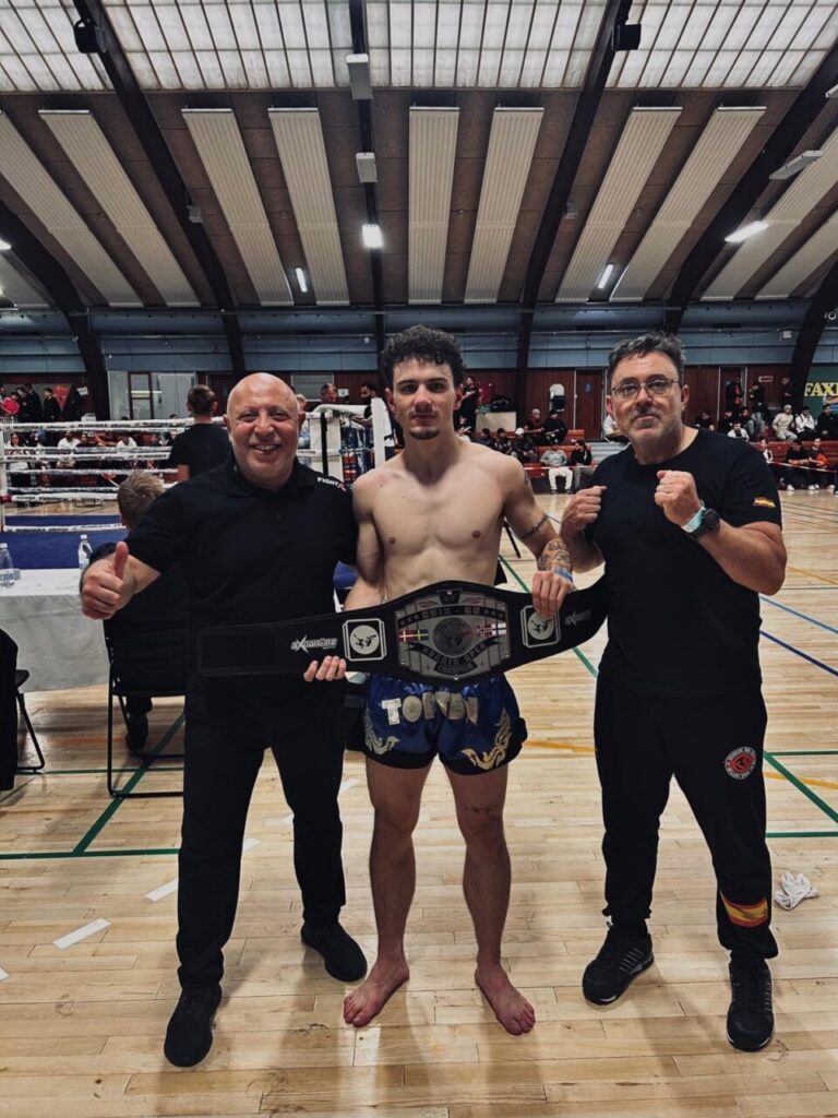 Deportistas del Club Olympic Center Melilla celebrando un triunfo en kickboxing