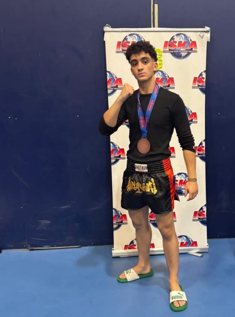 Joven atleta del Club Olympic Center Melilla con medalla en competición de kickboxing