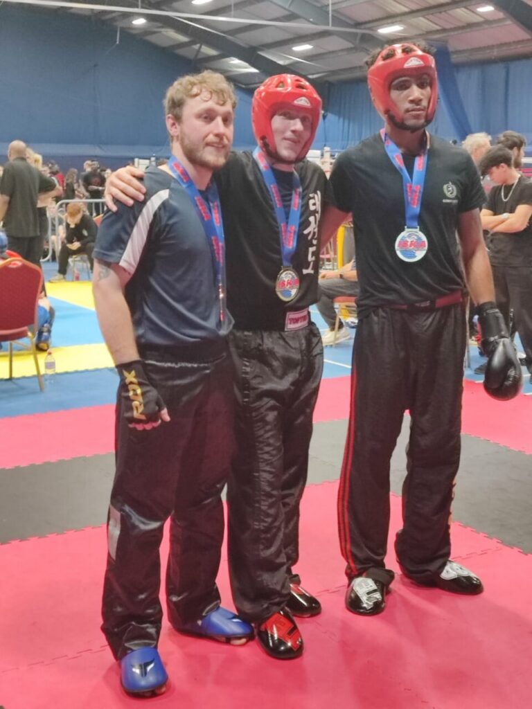 Tres competidores del Club Olympic Center Melilla con medallas tras un torneo de kickboxing