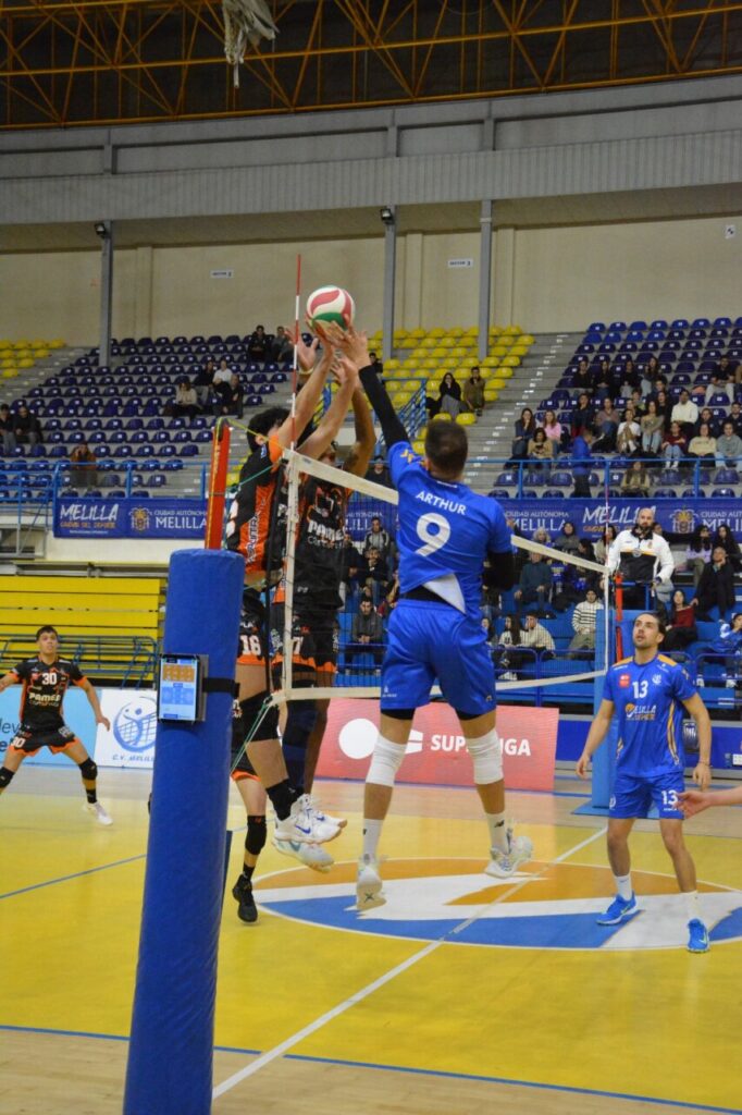 Jugadores del Club Voleibol Melilla y Pamesa Teruel en acción durante un partido.