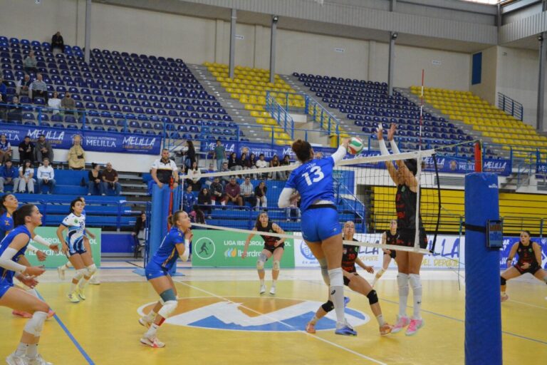 Jugadoras del Club Voleibol Melilla en un partido contra Avarca Menorca.