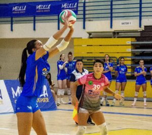 Jugadora del Club Voleibol Melilla preparando un saque en un partido