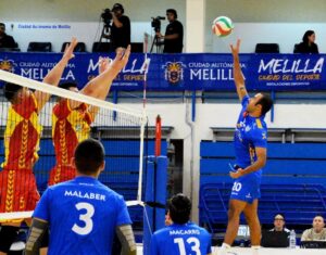 Jugador del Club Voleibol Melilla en acción durante un partido