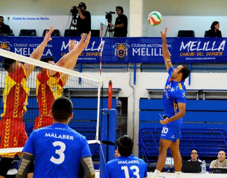 Jugador del Club Voleibol Melilla en acción durante un partido
