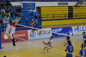 Jugadores de voleibol en acción durante un partido en Melilla
