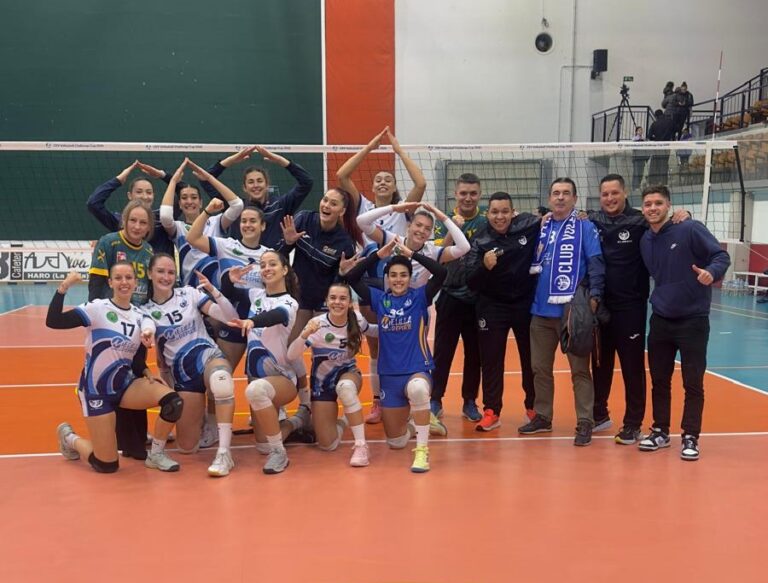 Jugadoras y cuerpo técnico del Club Voleibol Melilla celebrando una victoria en Haro