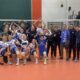Jugadoras y cuerpo técnico del Club Voleibol Melilla celebrando una victoria en Haro
