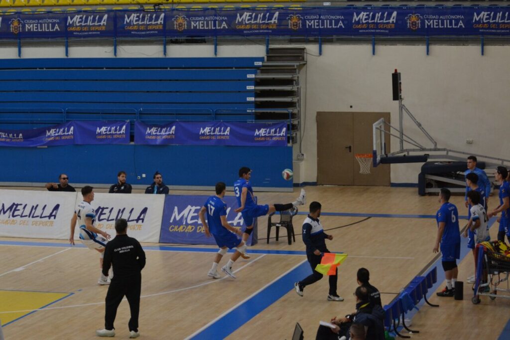 Jugadores del Club Voleibol Melilla en acción durante un partido