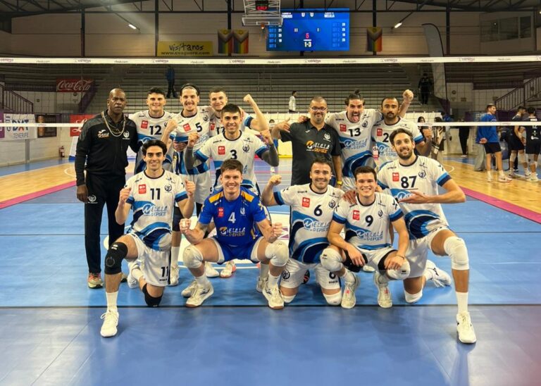 Jugadores del Club Voleibol Melilla celebrando su victoria en la cancha.