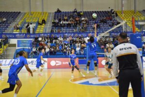 Jugadores del Club Voleibol Melilla durante un partido en el Pabellón Javier Imbroda Ortiz