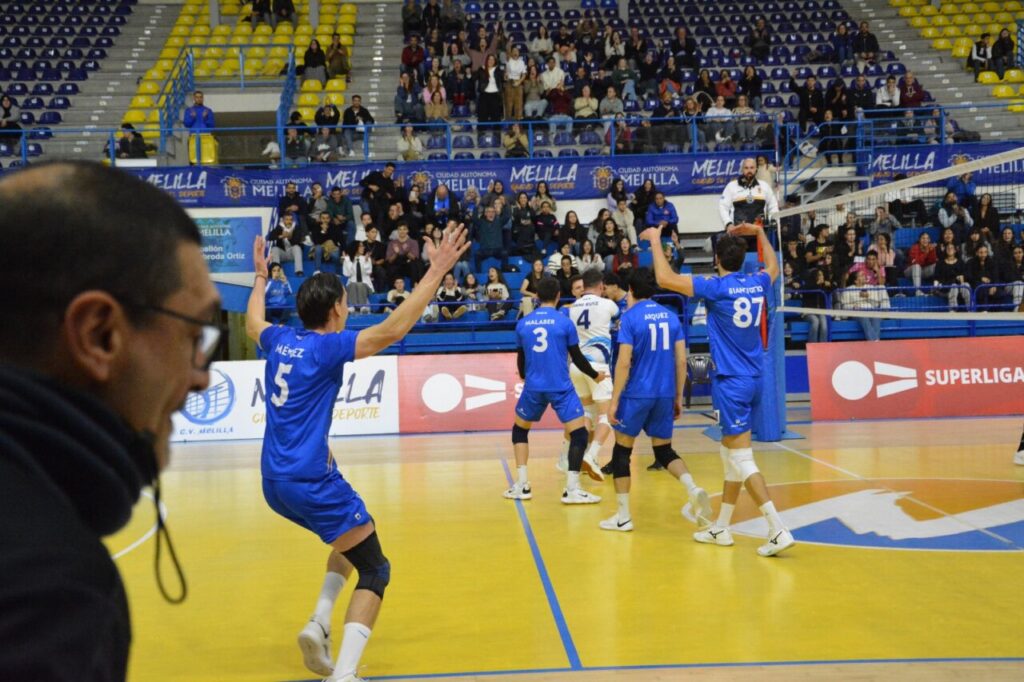 Jugadores del Club Voleibol Melilla celebrando una victoria en el partido contra Pamesa Teruel.