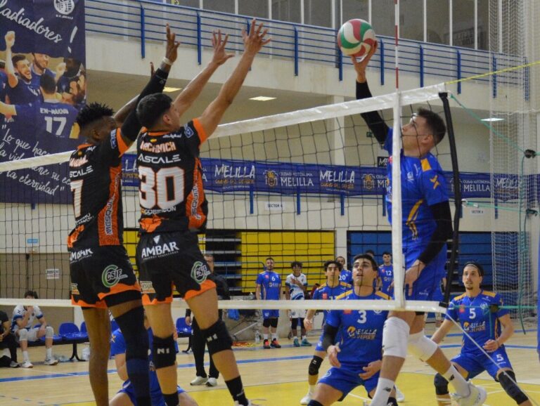 Jugadores del Club Voleibol Melilla en acción durante un partido