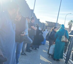 Personas haciendo fila en la frontera de Beni-Enzar