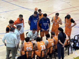 Jugadores del C.B. Enrique Soler en un entrenamiento estratégico