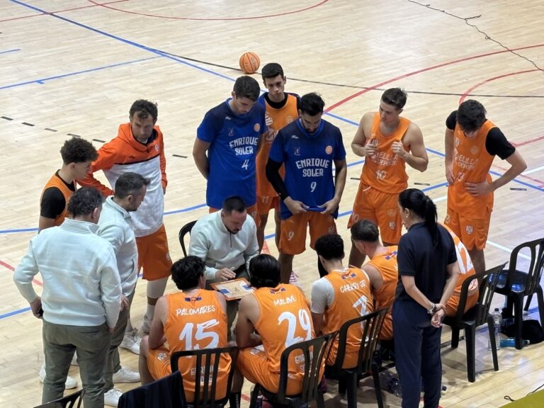 Jugadores del C.B. Enrique Soler en un entrenamiento estratégico