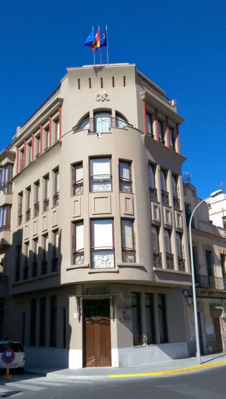 Edificio del Ilustre Colegio de Abogados de Melilla con banderas