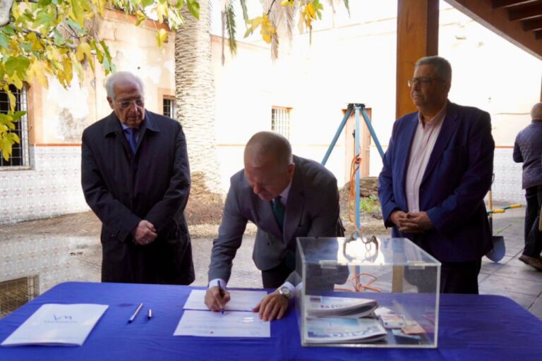 Ceremonia de colocación de la primera piedra de nuevas viviendas en Melilla