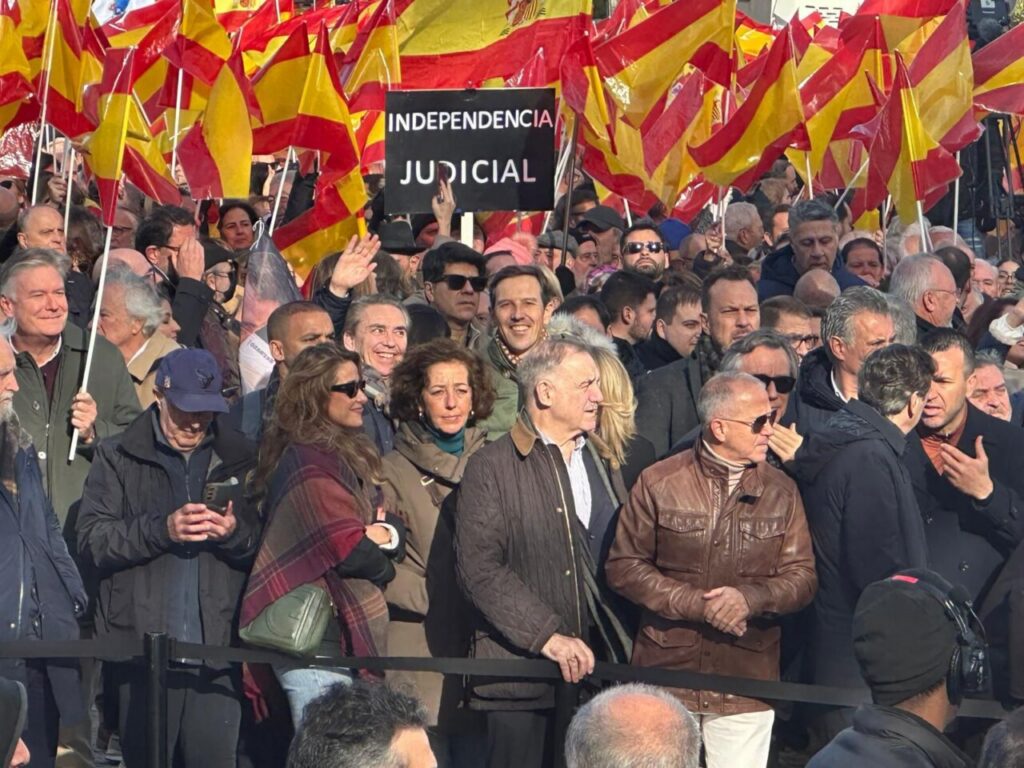 Manifestación del PP en Madrid con banderas españolas y pancartas