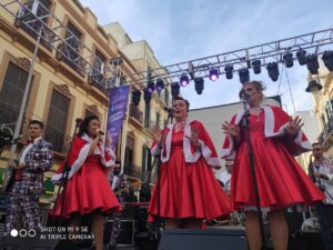 Músicos en concierto navideño con trajes festivos en Melilla