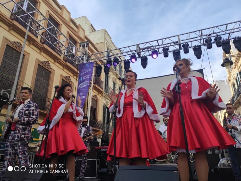 Músicos en concierto navideño con trajes festivos en Melilla