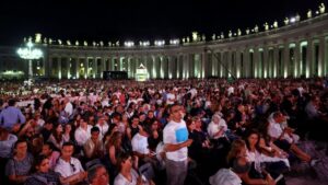 Multitud de personas en un concierto espiritual en la noche