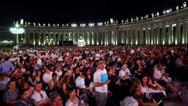 Multitud de personas en un concierto espiritual en la noche