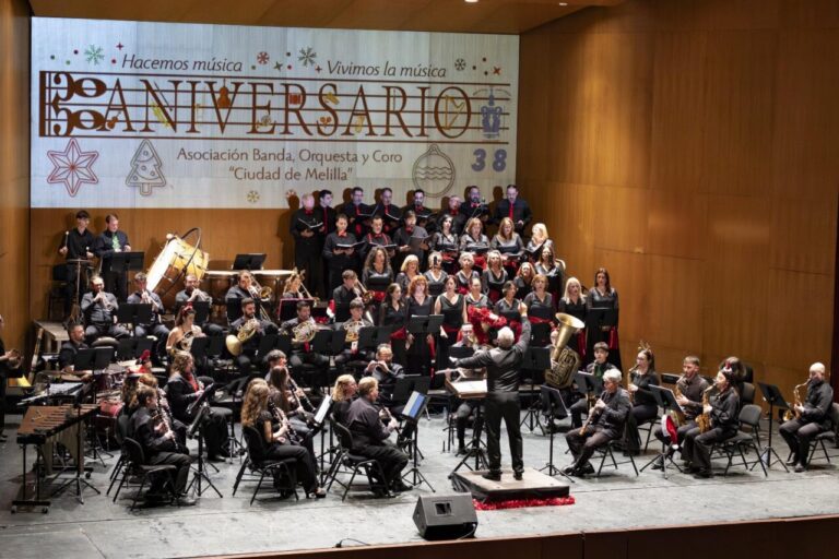 Concierto de Navidad de Asbanor en el Teatro Kursaal con músicos y coro