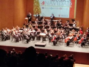 Orquesta y coro en el escenario durante el concierto de Navidad en Melilla