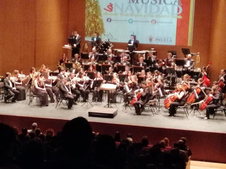 Orquesta y coro en el escenario durante el concierto de Navidad en Melilla