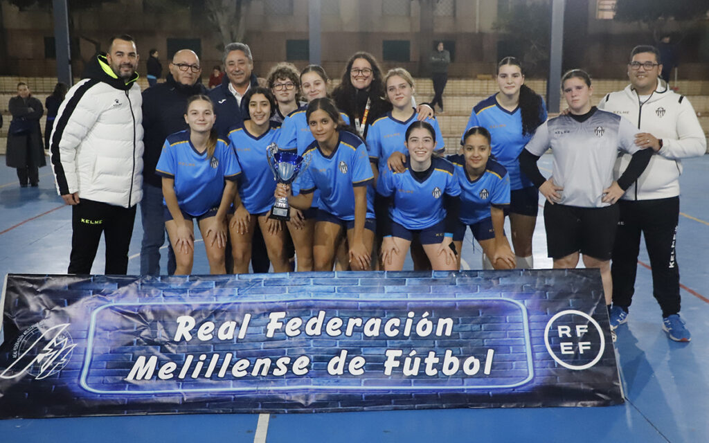 Equipo femenino del ATM Melilla posando con el trofeo de la Copa Cadete Femenina