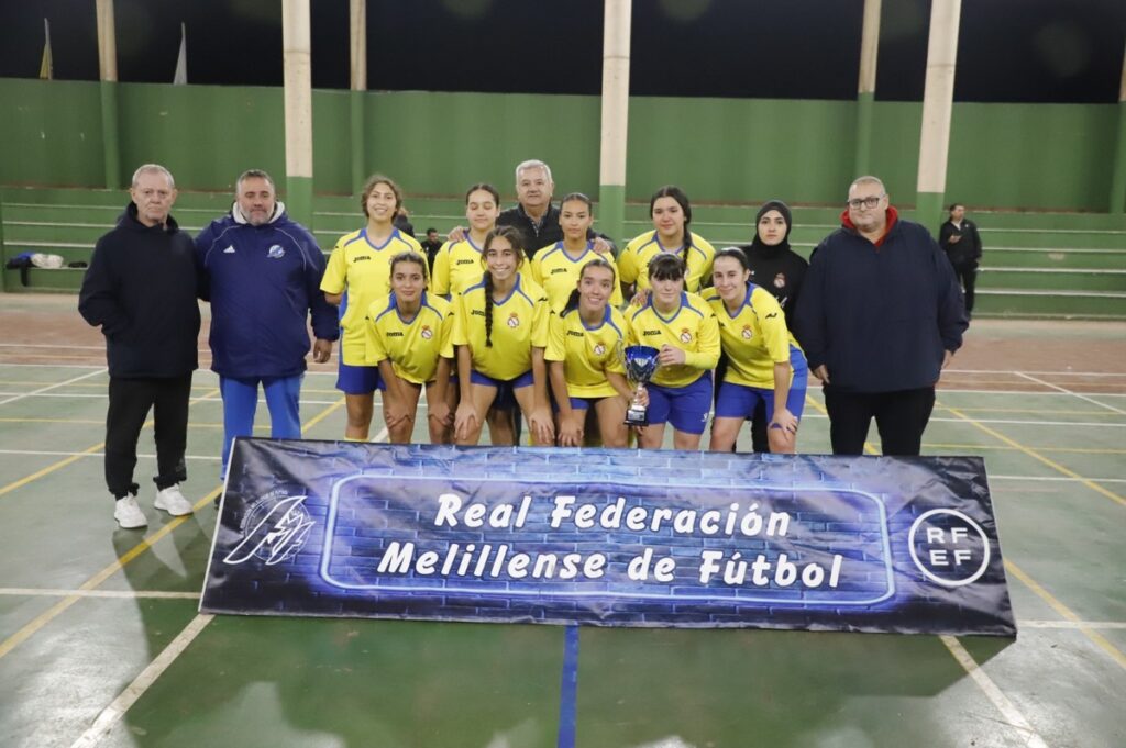 Equipo femenino del C.D. ATM Melilla con trofeo en la final