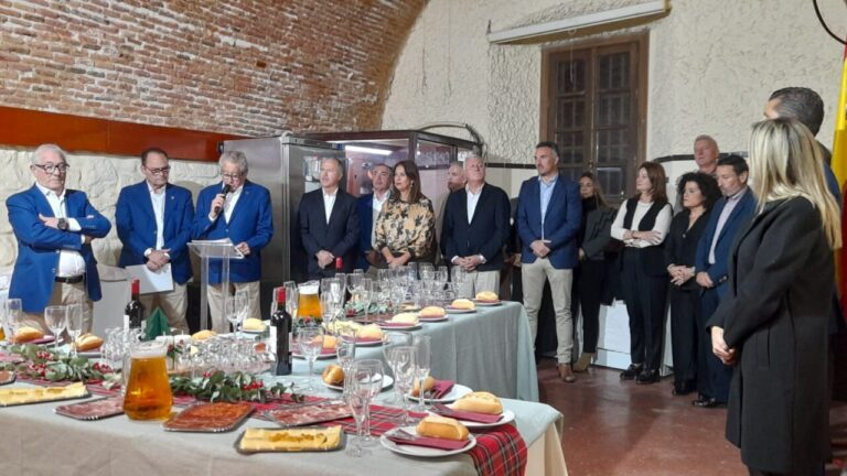 Celebración de la copa de Navidad del Club Scorpio Aventuras con invitados y socios.