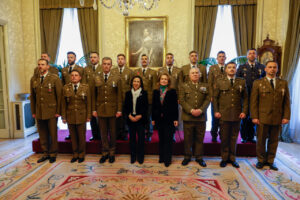 Ministra de Defensa entrega condecoraciones a la UME en ceremonia oficial
