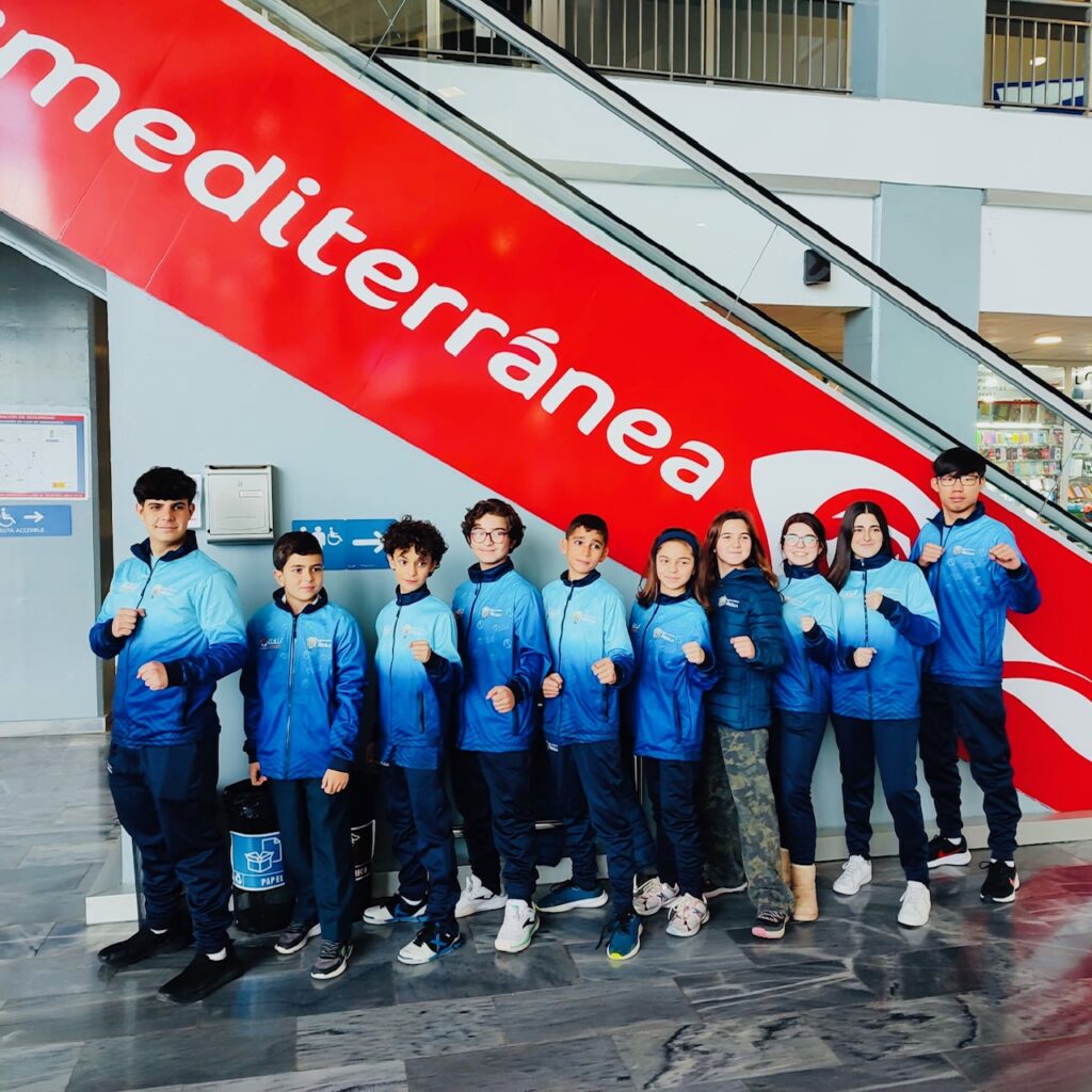 Grupo de jóvenes deportistas de taekwondo en Melilla