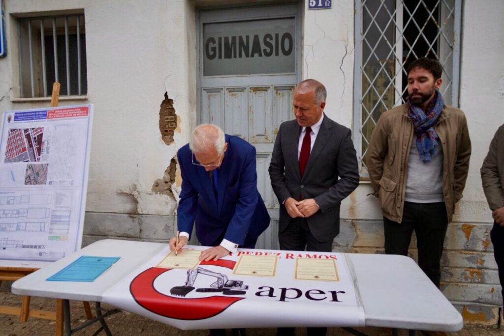 Firma de contrato para demolición del antiguo cuartel de policía en Melilla