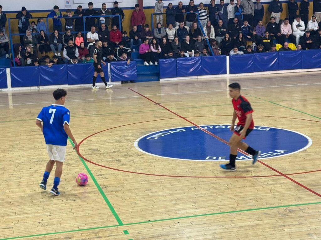 Jugadores en un partido de fútbol sala en Melilla