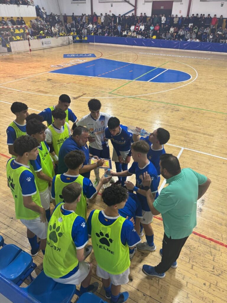 Jugadores del MCD Peña Real Madrid en un tiempo muerto durante el derbi melillense