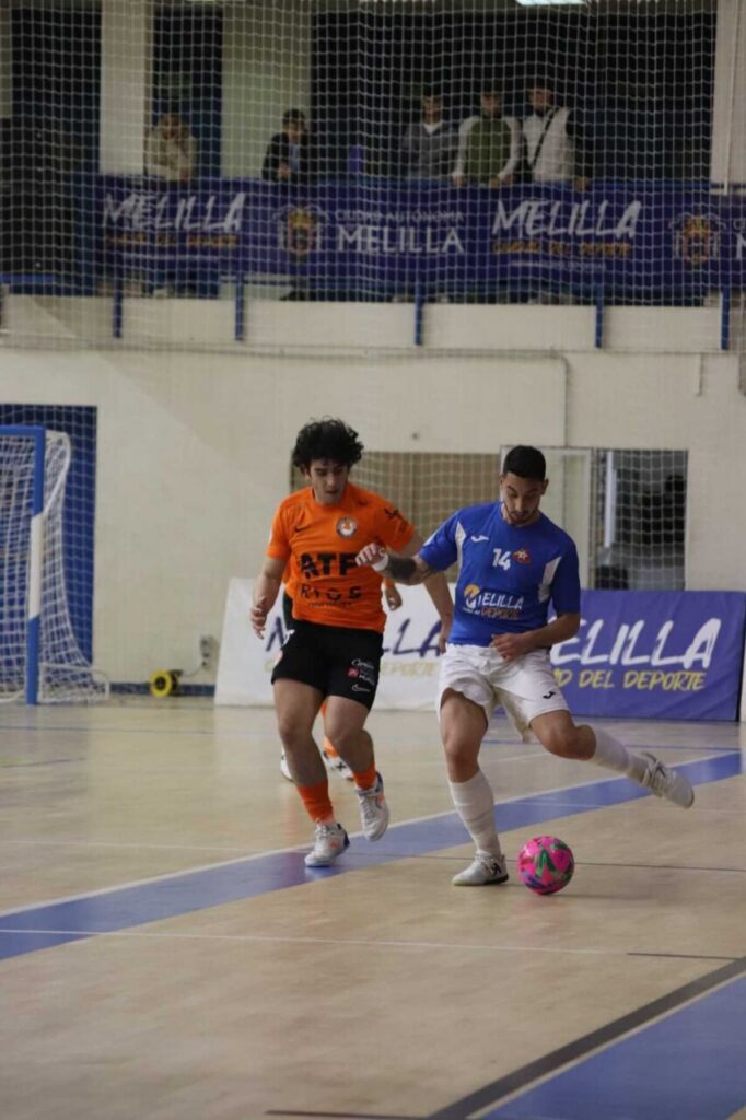 Jugadores de fútbol sala compiten en un partido intenso en Melilla.