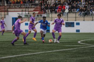 Jugadores de la U.D. Melilla B luchando por el balón contra el CP Mijas Las Lagunas.