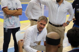 Mikel Garitaonandia durante una reunión con su equipo de baloncesto