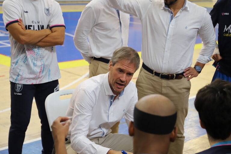 Mikel Garitaonandia durante una reunión con su equipo de baloncesto