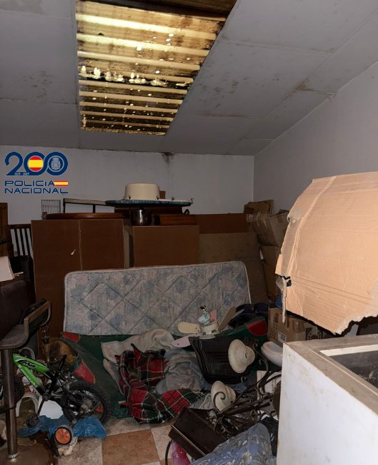 Espacio desordenado con objetos y muebles en condiciones deficientes