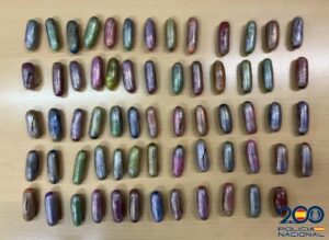 Bellotas de hachís confiscadas por la Policía Nacional en una mesa